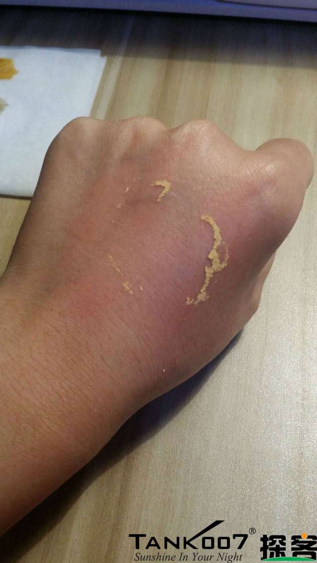 客户买了紫光手电验荧光剂，先拿面膜大姨妈巾开刀 