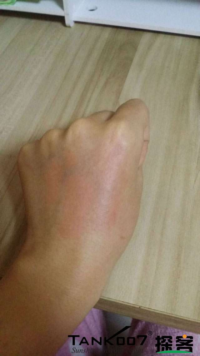 客户买了紫光手电验荧光剂，先拿面膜大姨妈巾开刀 