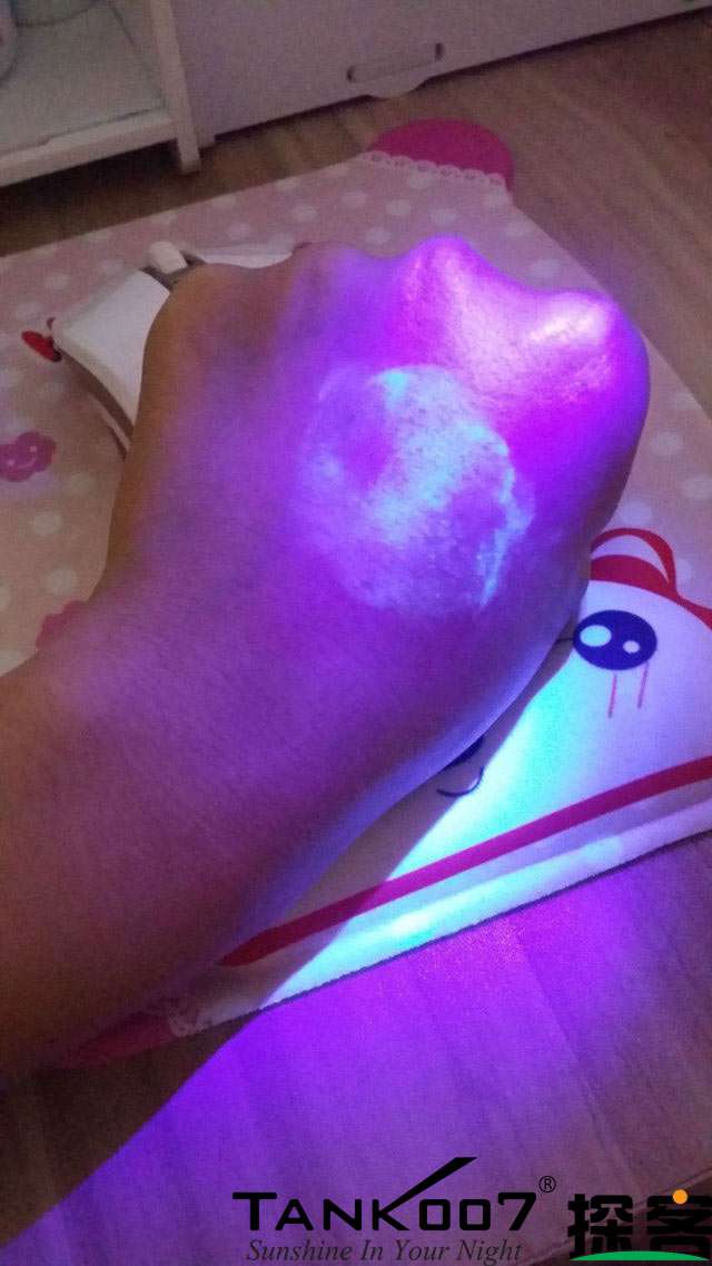 客户买了紫光手电验荧光剂，先拿面膜大姨妈巾开刀 