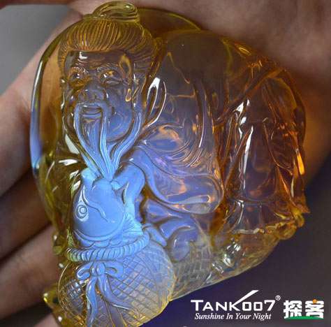 网上用紫光手电鉴定琥珀的帖子这么多，哪个是真假？