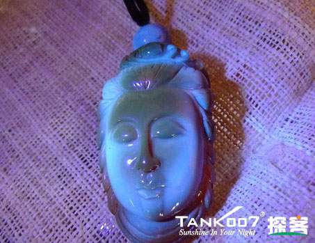 网上用紫光手电鉴定琥珀的帖子这么多，哪个是真假？