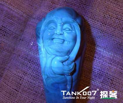 网上用紫光手电鉴定琥珀的帖子这么多，哪个是真假？