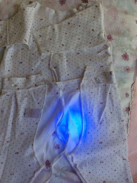  宝妈买了紫光手电，衣服上好多荧光剂，看的心慌害怕