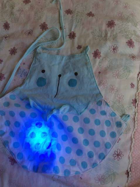  宝妈买了紫光手电，衣服上好多荧光剂，看的心慌害怕